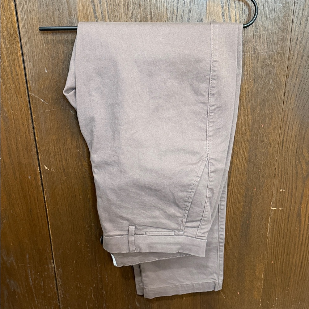 28x28 GAP Men's Essential Straight Taper Khaki Chinos